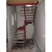 Лестницы металлические прямые вентовые поворотные. фото