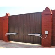Распашные ворота — пожалуй самая традиционная и наиболее часто используемая конструкция ворот фото