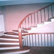 Одномаршевая лестница с нижними забежными ступенями и поворотом на 90 градусов фото