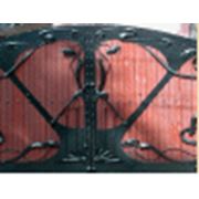 Кованые ворота воплощают все представления о защите «своей крепости» имидже владельца и стиле. Металл – материал универсальный который никогда не выходит из моды прекрасно сочетается с любым строительным материалом от дерева до стекла. Его пластичност