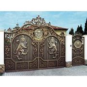 Ворота кованые с элементом декора Лев фото