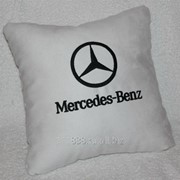 Подушка белая Mercedes фотография