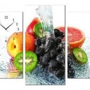 Трёхпанельная модульная картина с часами 65 х 85 см Сочные фрукты и ягоды и брызги воды фотография