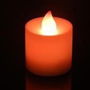 Цветной светодиодный фонарик в форме свечи. фотография