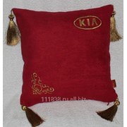 Подушка красная Kia с кист золото фото