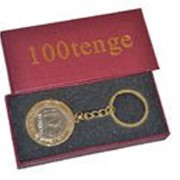 Брелок -100 тенге - из металла в подарочной упаковке фото