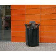 Урна КОРОЛЬ из калиброванной металлической полосы с цельным основанием для сбора мусора в местах общего пользования и может размещаться как внутри помещений так и на открытых уличных пространствах с постоянным атмосферным воздействием