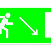 Эвакуационный знак, код E 07 Направление к эвакуационному выходу направо вниз