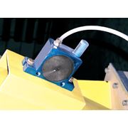 Пневматические вибраторы роликового или шарикового типа применяются в качестве встряхивающего устройства для исключения залипания или зависания дозируемого материала.