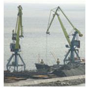 Краны портальные для морских и речных портов верфей судостроения фотография