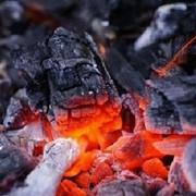 Уголь древесный в бумажных мешках или биг-бег фотография