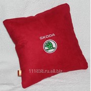 Подушка красная Skoda фотография