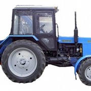 Трактор МТЗ Беларус 82.1 с коммунальным отвалом и щеткой фотография