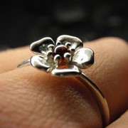 Серебряное кольцо цветок дикой розы с гранатом фото