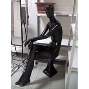 Манекен женский черный сидящий пластиковый стильный безликий “Элит“ фото