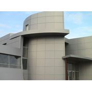 Навесные вентилируемые фасады и другие конструкции из алюминиевых панелей.Фасады из алюминиевых композитных материалов. фото