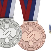 Металлические значки и спортивные медали. фото