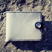 Стильний біло-чорний гаманець з натуральної шкіри. фотография