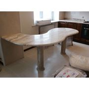 Кухонная фигурная кухонная стойка из итальянского мрамора “Дайно-Реале“. фото