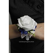 Украшение на руку, белый/синий (роза большая на резинке) фото