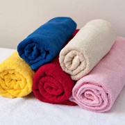 Полотенца махровые, разных цветов и размеров (без бордюра и рисунков). фото