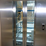 Облицовка колонн и стеновых панелей нержавеющей сталью, облицовка лифтовых порталов фото