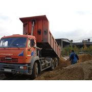 Перевозка сыпучих грузов (песка щебня грунта) самосвалами по Киеву и Киевской области. фото