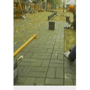 Укладка тротуарной плитки брусчатки фотография