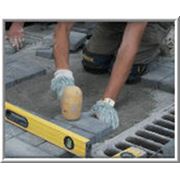 Укладка тротуарной плитки брусчатки. Фигурные элементы мощения (ФЭМ) фото