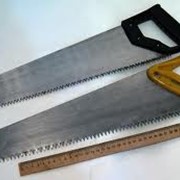 Инструмент строительный: ножовки, молотки, уровни. фотография