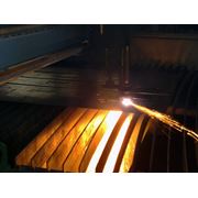 Порезка листового металла на гильотине раскрой листового металла на установке газоплазменной резки; порезка металлопроката. фотография