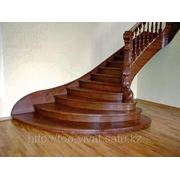 Деревянные лестницы из сосны фотография