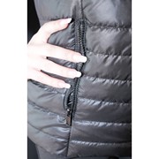 Женская жилетка на синтепоне черный цвет фото