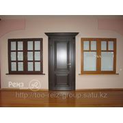 Окна и двери из различных пород древесины фотография