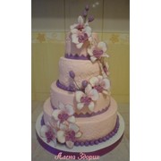 Свадебный 4-х ярусный нежно-розовый торт с бело-сиреневыми орхидеями фото