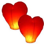 Летающие фонарики в форме сердца. фото