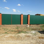 Забор из металлического штакетника Н-1,8 м., на 2-х лагах 40х20, столбы 60х60 Н-2,7м. с зазором 20мм двухсторонние покрытие крепление на саморезы фото