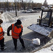 Уборка снега, скол сосулек, чистка снега и льда с крыш, чистка фасада от снега и льда, устранение обледенения поверхностей. фото