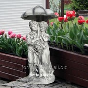 Скульптура для фонтана из бетона Пара под зонтиком фото