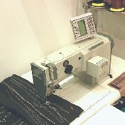 Строче-вышивальная машина с программируемой подачей ткани.