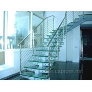 Стеклянные лестницы с металлическим поручнем фото