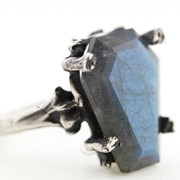 Серебряное кольцо “Саркофаг“ с лабрадоритом от WickerRing фото