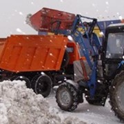 Уборка и вывоз снега фотография