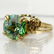 Серебреное кольцо с напылением золота и зеленым топазом фото