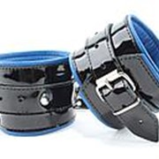 Чёрные лаковые наручники с синим подкладом фото