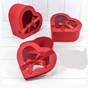 Набор из трех подарочных коробок в форме сердечка с бантиком из ленточки и прозрачной крышкой красный фотография