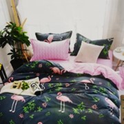 Двуспальный комплект постельного белья на резинке из сатина “Aimee“ Темно-синий с веточками и розовыми фотография