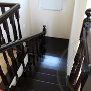 Лестница деревянная темная фото