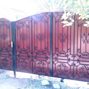 Ворота металлические распашные с элементами художественной ковки + калитка фотография
