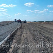 Строительство автострад, дорог, взлетно-посадочной полосы. фотография